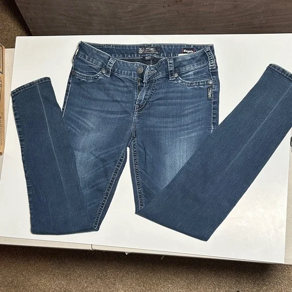 Silver Jeans High Rise Blue Denim with Contrast Stitching - Picture 2 of 3